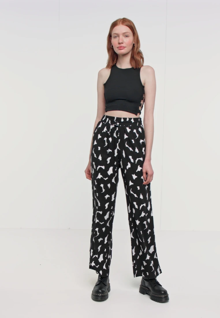 Monki LINNEA TROUSERS MOQ 1000 - Stoffhose - Big Scribble Black – Bild 2