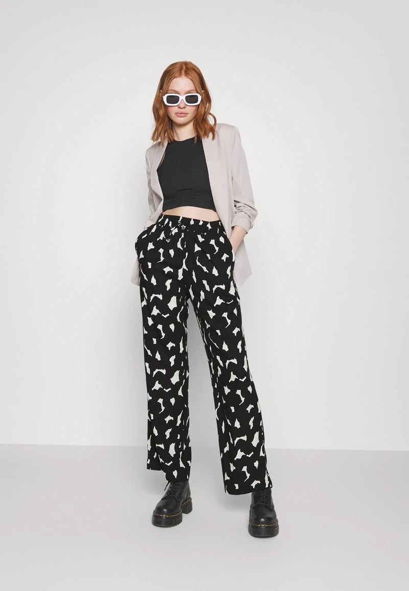 Monki LINNEA TROUSERS MOQ 1000 - Stoffhose - Big Scribble Black – Bild 3