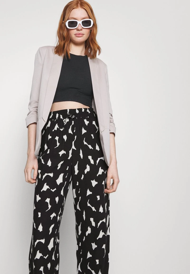 Monki LINNEA TROUSERS MOQ 1000 - Stoffhose - Big Scribble Black – Bild 6