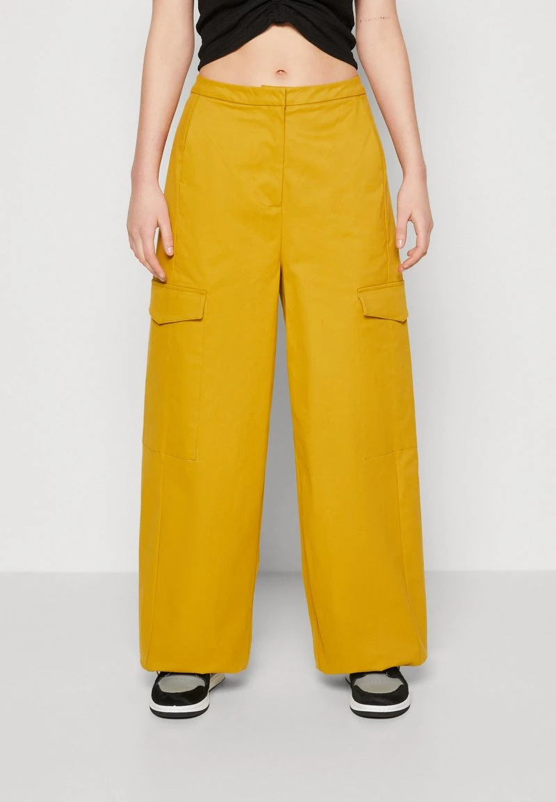 TROUSERS - Cargohose - Saffron