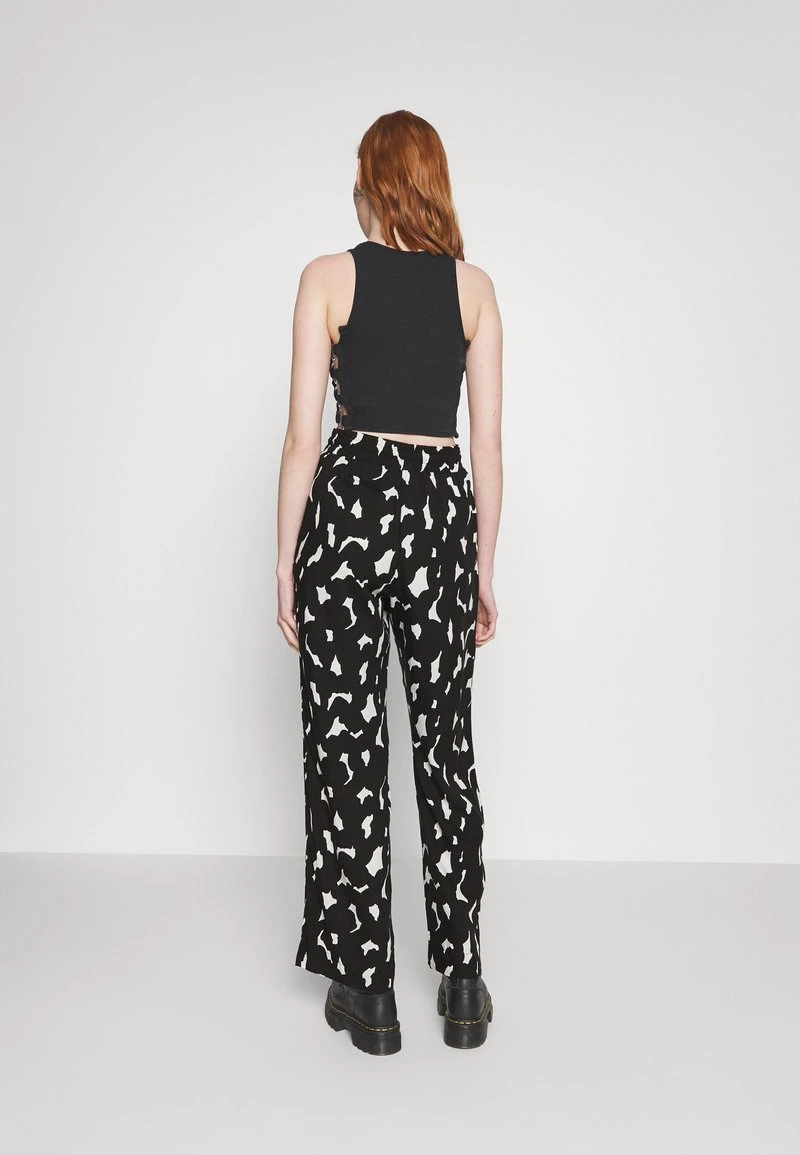 Monki LINNEA TROUSERS MOQ 1000 - Stoffhose - Big Scribble Black – Bild 4
